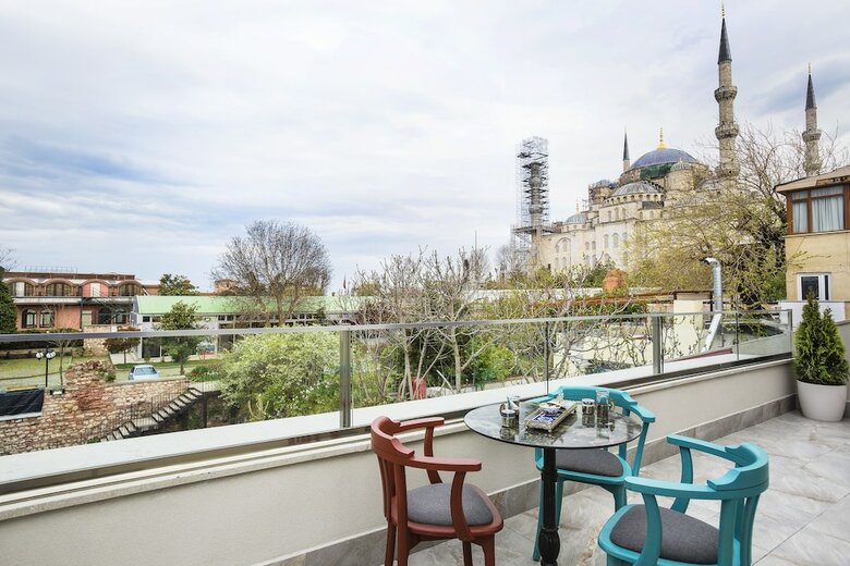 Obelisk Hotel & Suites