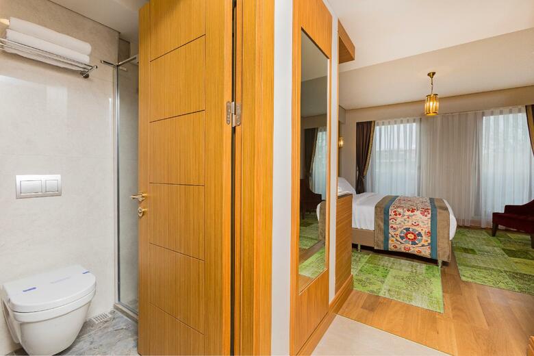 Obelisk Hotel & Suites