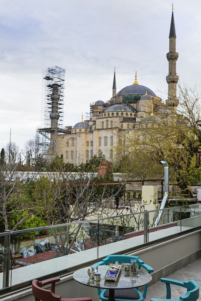 Obelisk Hotel & Suites