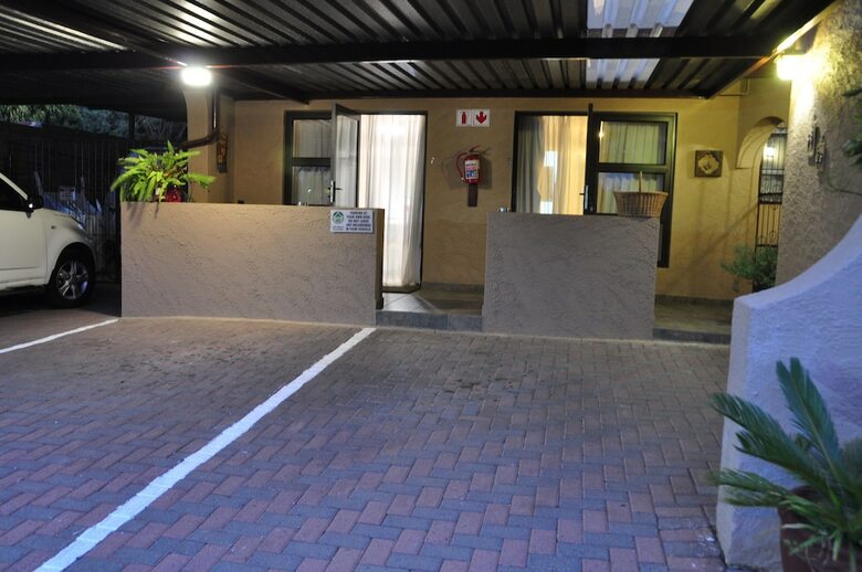 Hotel Woodpecker's Inn