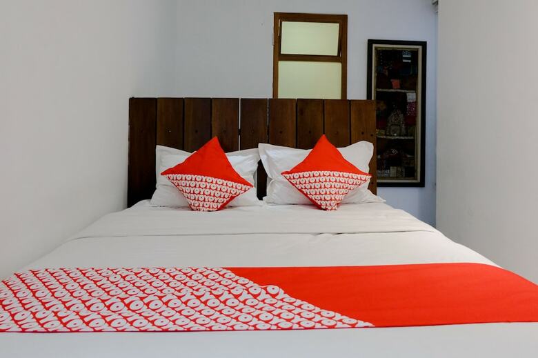 Hostal Oyo 626 Augustina Home