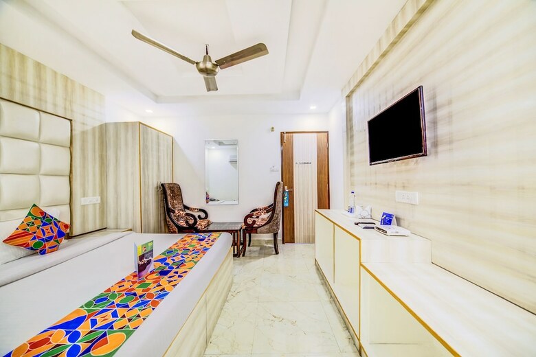 Hotel Fabexpress The First