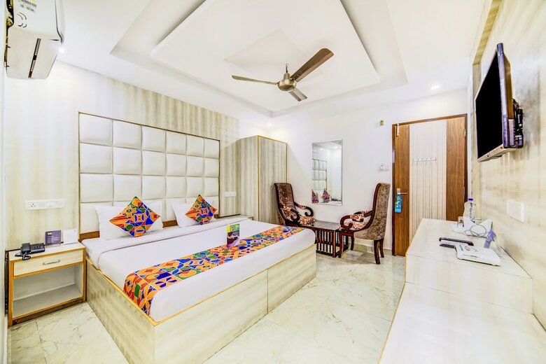 Hotel Fabexpress The First