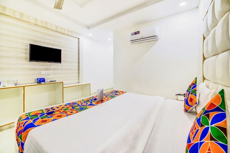 Hotel Fabexpress The First