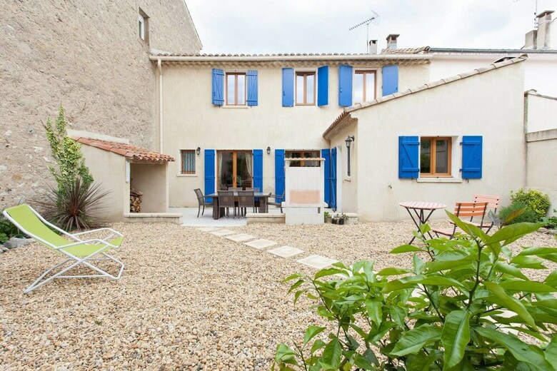 Hirondelle In Charming Village
