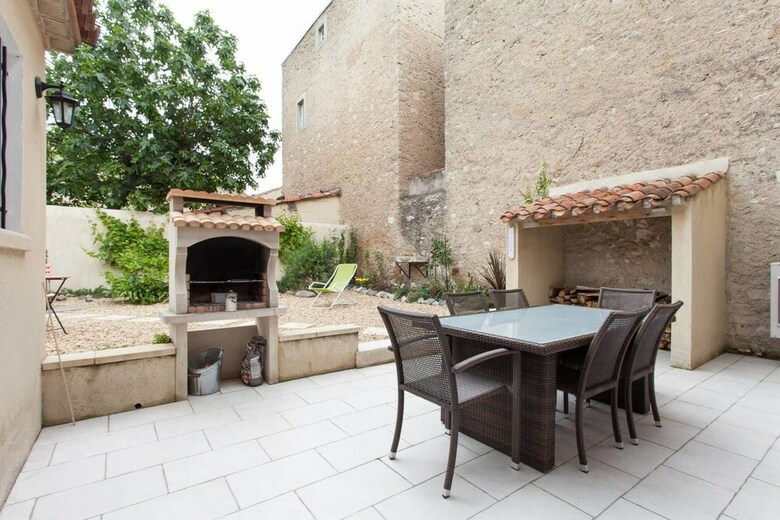 Hirondelle In Charming Village