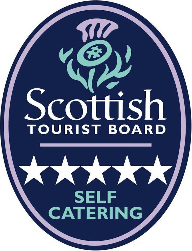 Caledonian Cabin + Hot Tub