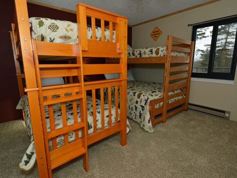 2 Br: Silvercreek 1215