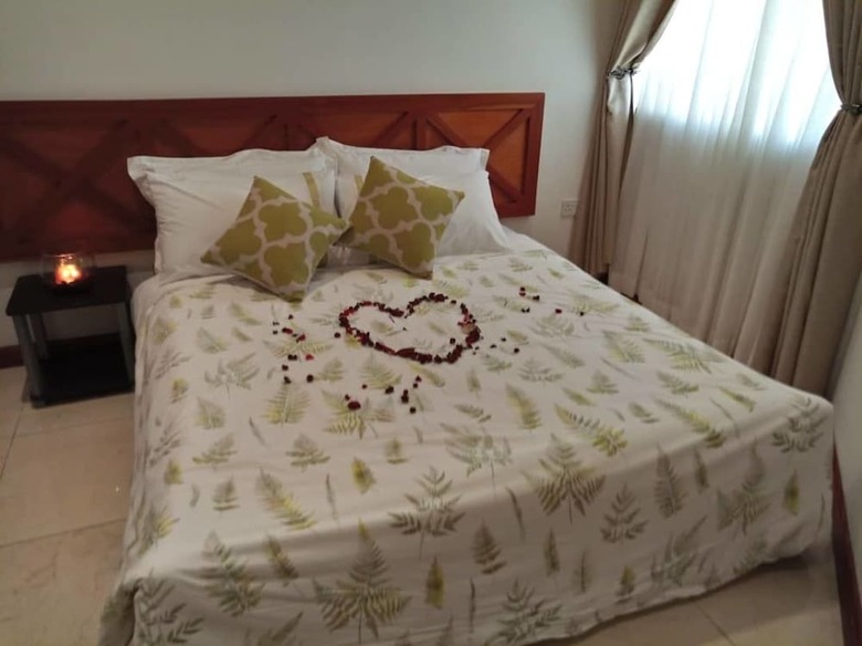 Hotel Kaazi Lakefront Villas