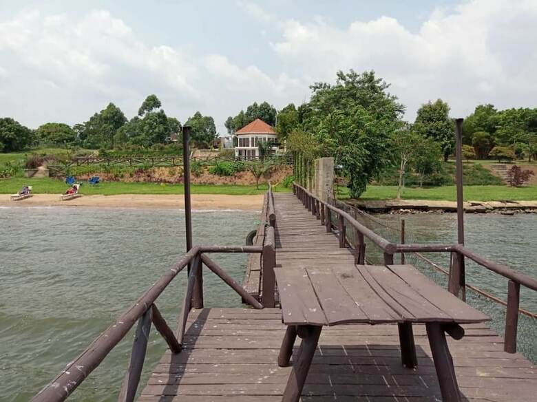 Hotel Kaazi Lakefront Villas
