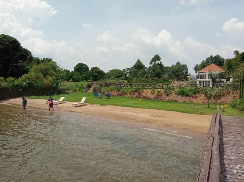 Hotel Kaazi Lakefront Villas