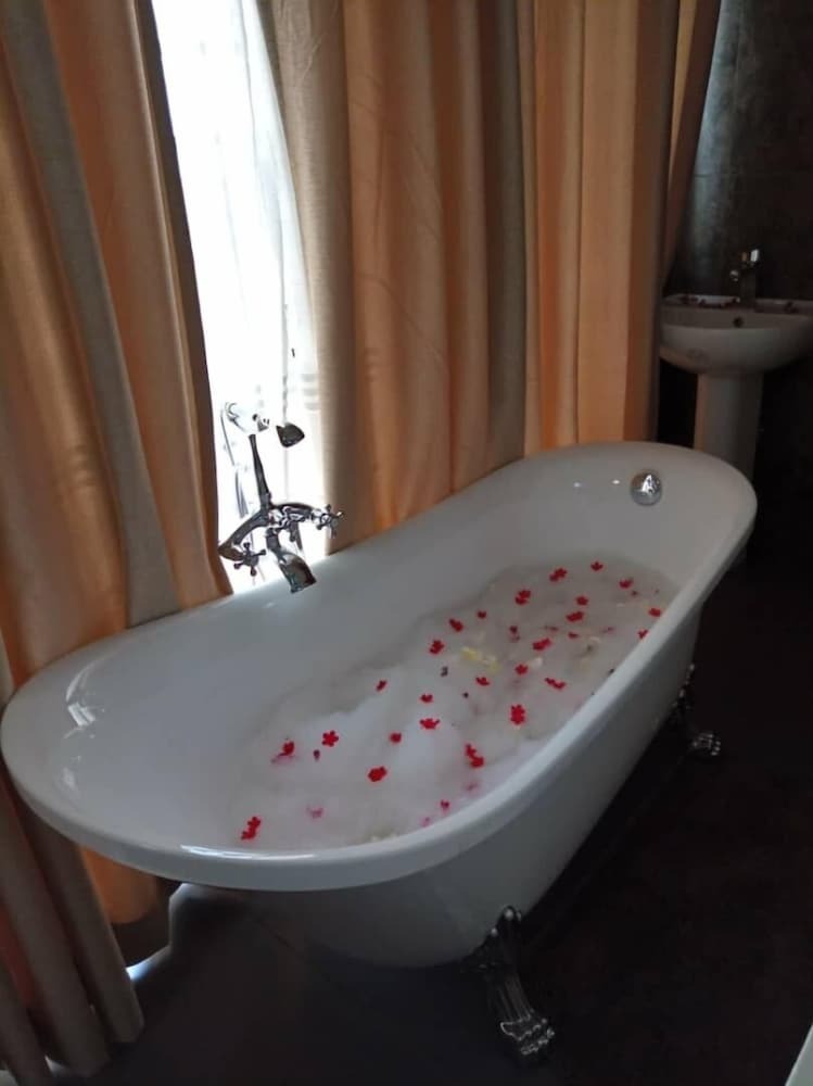 Hotel Kaazi Lakefront Villas