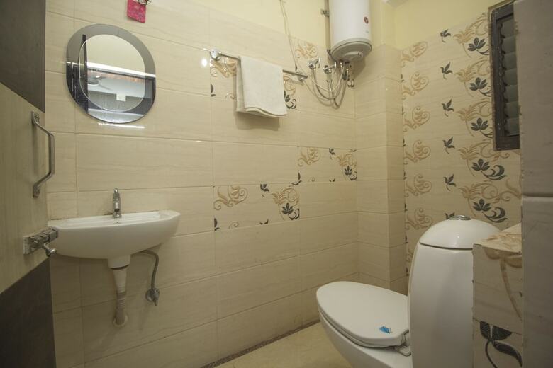 Oyo 25007 Hotel Royal Garden