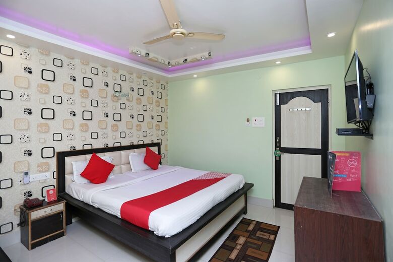 Oyo 15443 Hotel Mega Palace