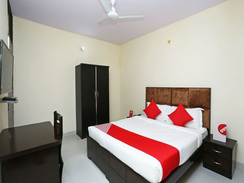 Oyo 15738 Hotel Awesome Villa