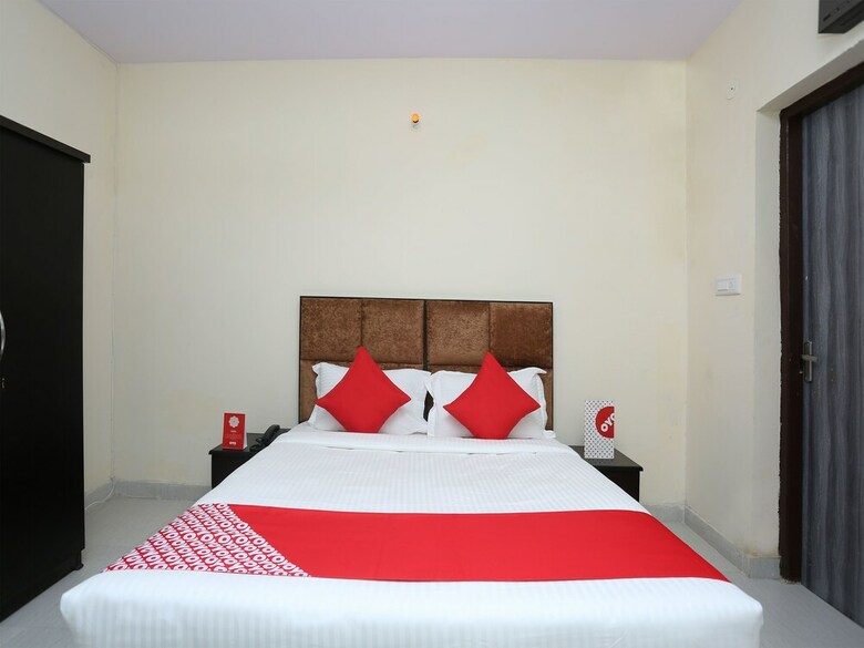 Oyo 15738 Hotel Awesome Villa