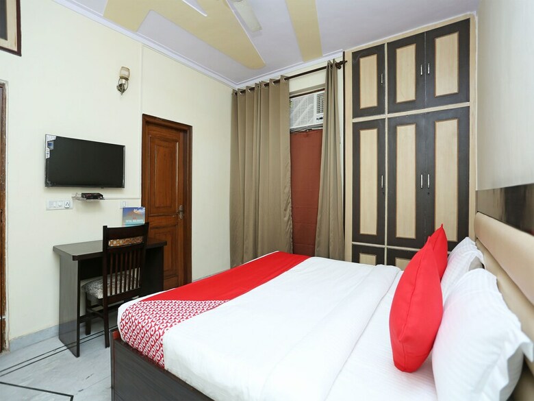 Oyo 15738 Hotel Awesome Villa