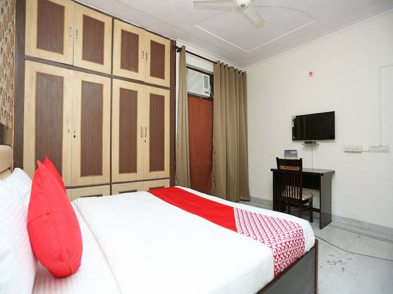 Oyo 15738 Hotel Awesome Villa
