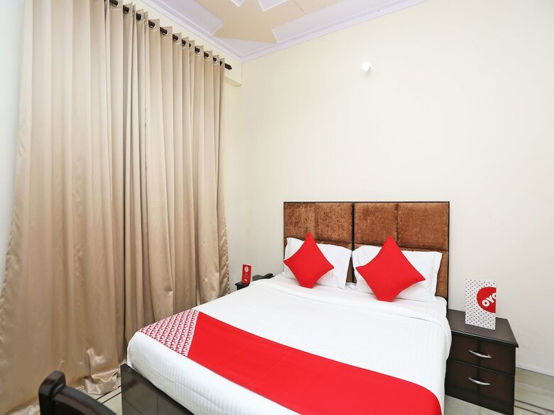 Oyo 15738 Hotel Awesome Villa
