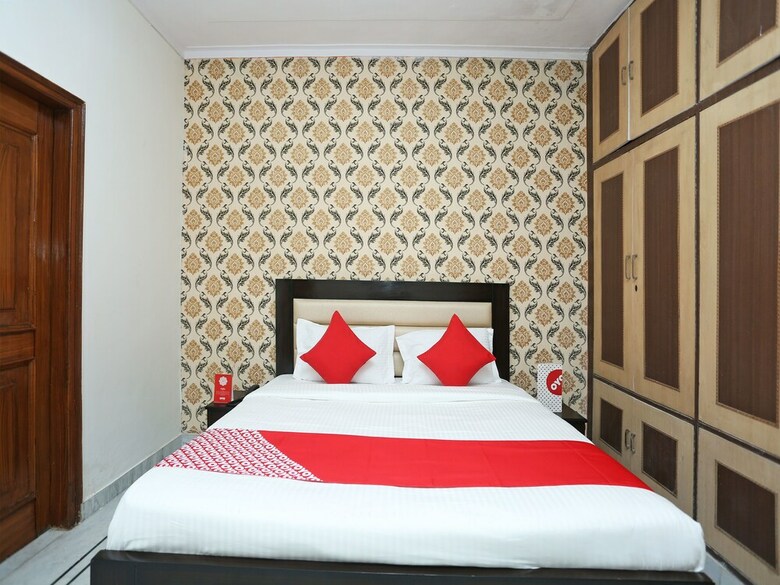 Oyo 15738 Hotel Awesome Villa