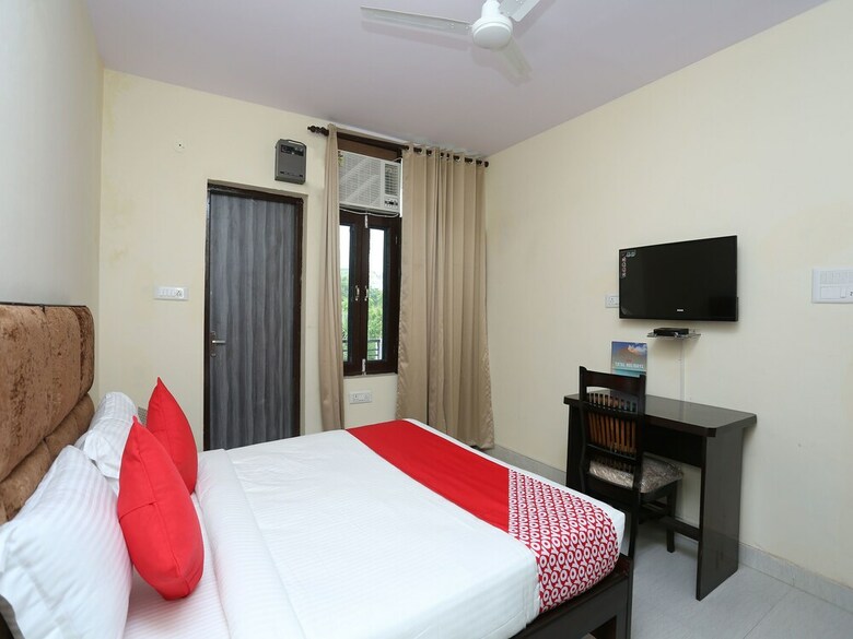 Oyo 15738 Hotel Awesome Villa