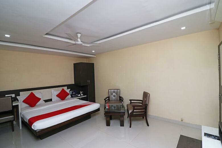 Oyo 4906 Hotel Lotus