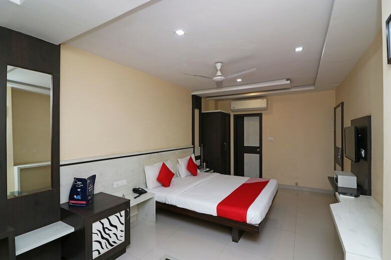Oyo 4906 Hotel Lotus