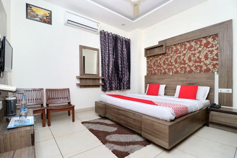 Hotel Oyo 22943 Bs Residency