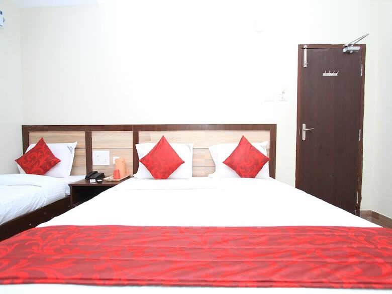 Oyo 16691 Hotel Chakkaravarthi