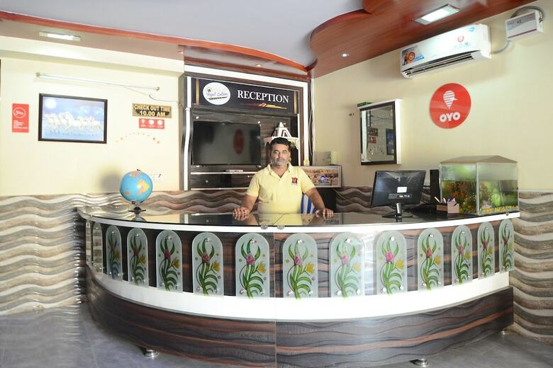 Hotel Oyo 18506 Regal Golden Palace