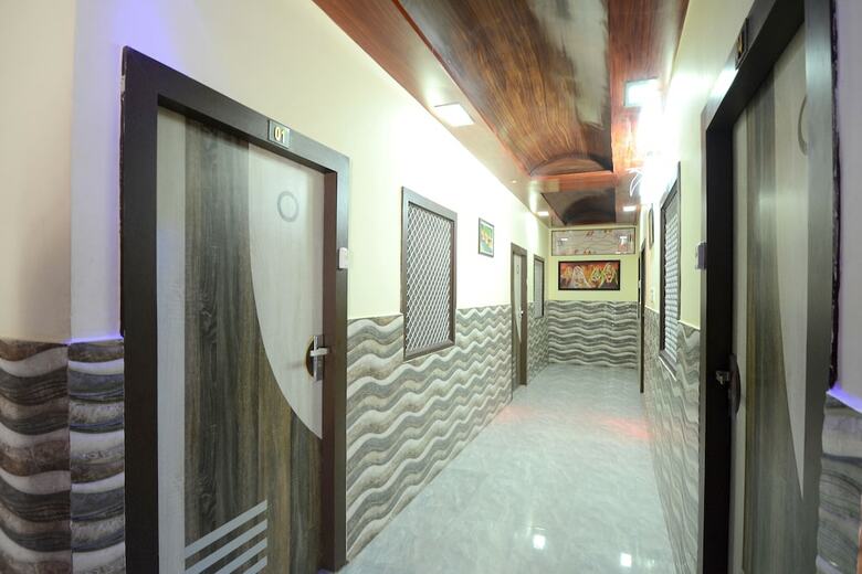 Hotel Oyo 18506 Regal Golden Palace