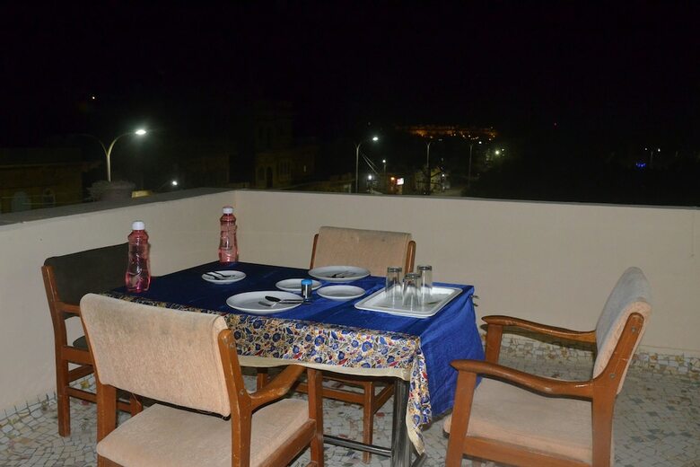 Hotel Oyo 18506 Regal Golden Palace
