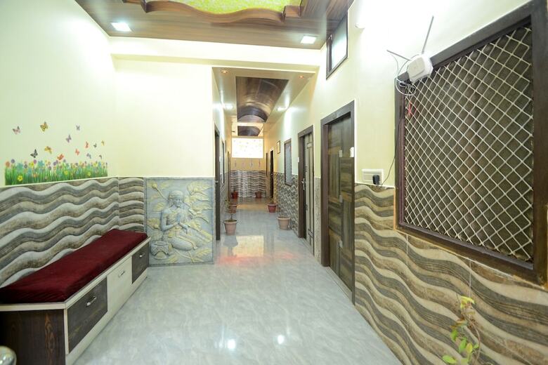Hotel Oyo 18506 Regal Golden Palace
