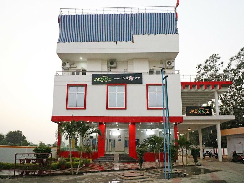 Oyo 23416 Maharaja Hotel