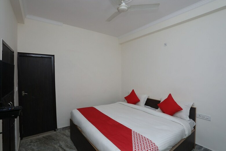 Hotel Oyo 19999 D M Residency