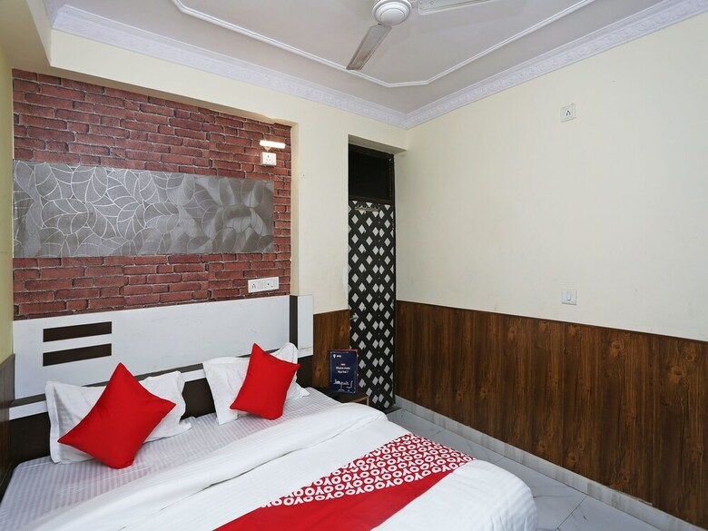 Oyo 15994 Hotel Bullet Inn & Lounge