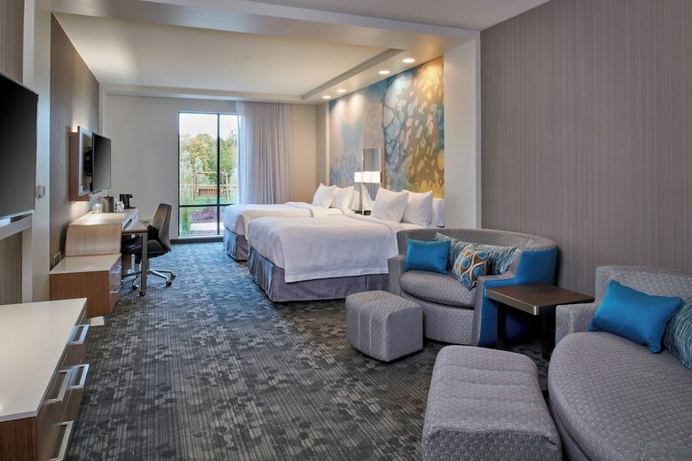 Hotel Courtyard By Marriott Petoskey At Victories Square