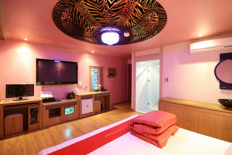 Hera Hotel