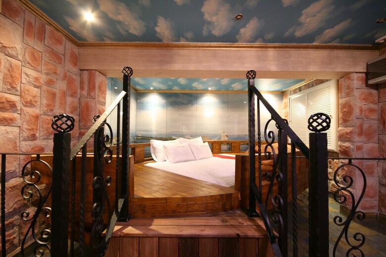 Hera Hotel
