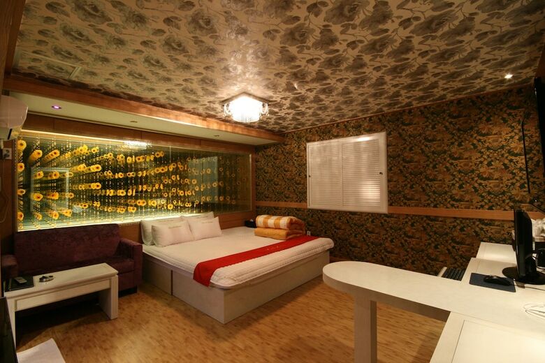 Hera Hotel