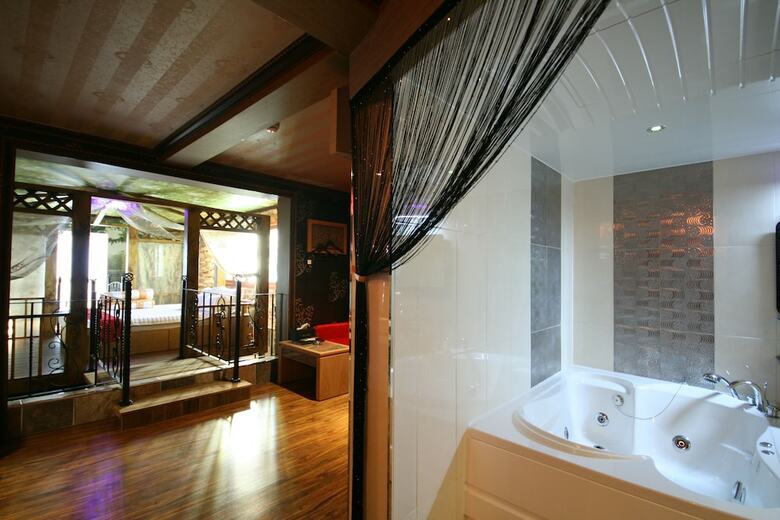 Hera Hotel