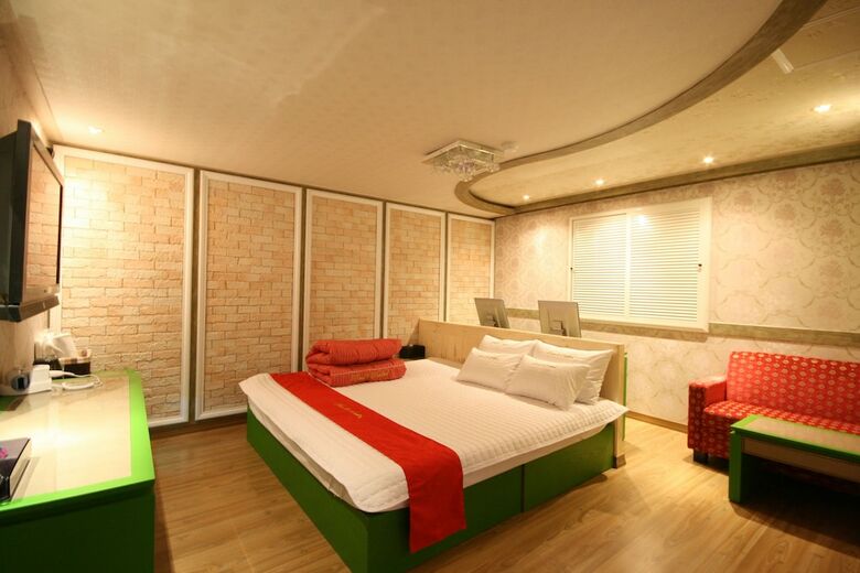 Hera Hotel