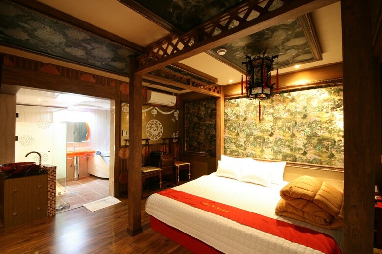 Hera Hotel