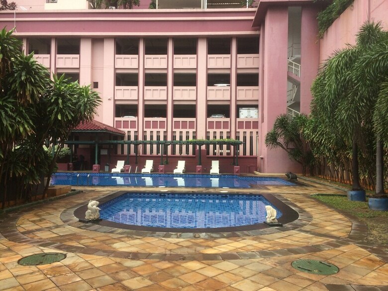 Classic Style 2br At Redtop Apartment Near Juanda