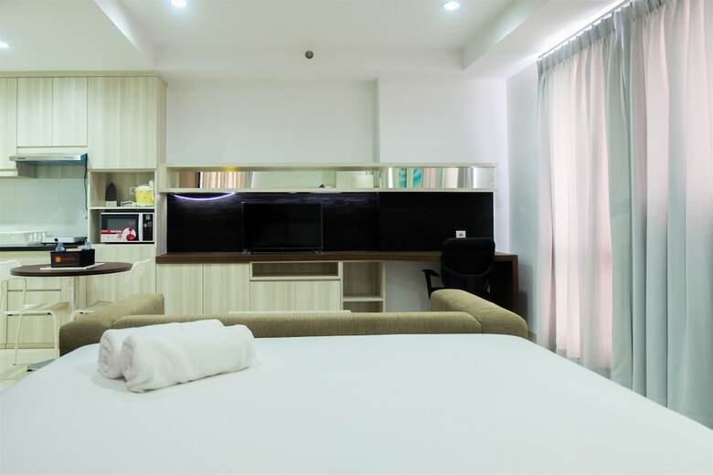 Studio Apartment With Bathtub At Azalea Suites