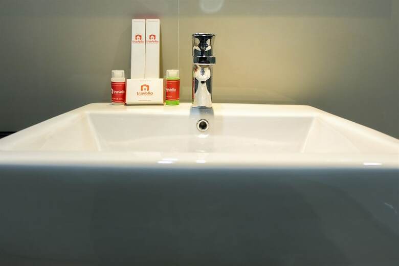 Studio Apartment With Bathtub At Azalea Suites