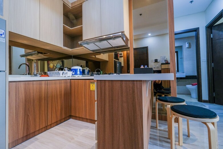 Strategic Location 2br Gallery West Apartment