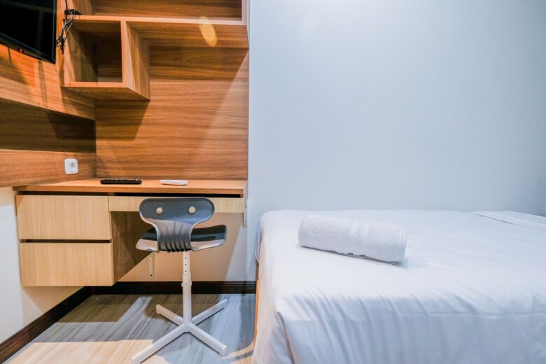 Strategic Location 2br Gallery West Apartment