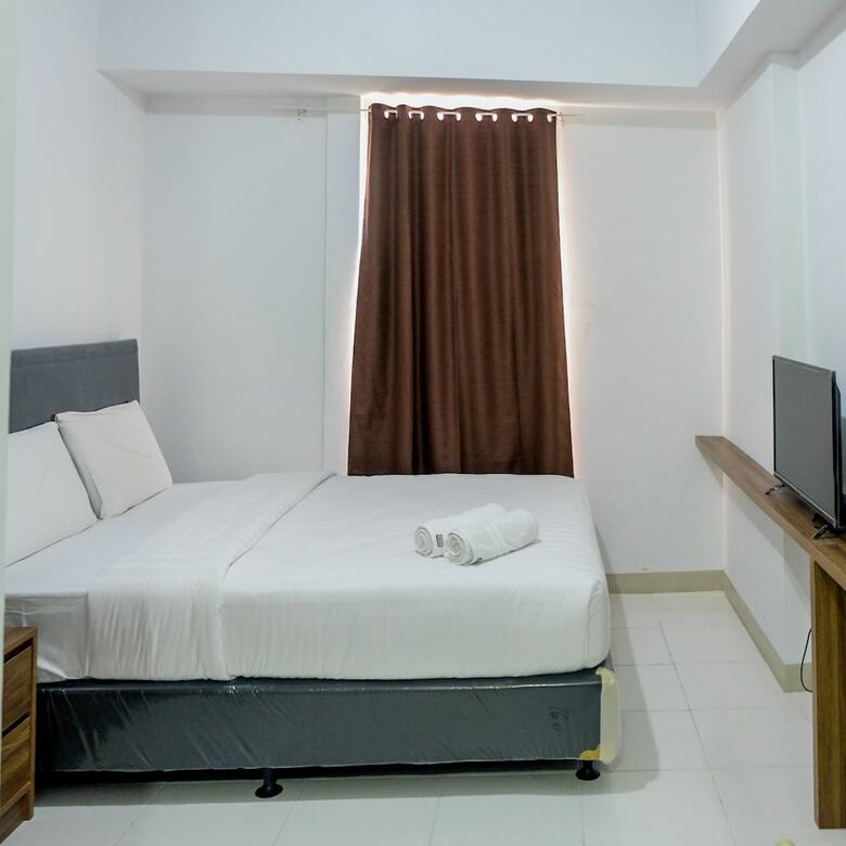 Comfortable Studio Azalea Suites Apartment