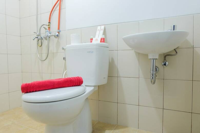 Comfortable Studio Azalea Suites Apartment